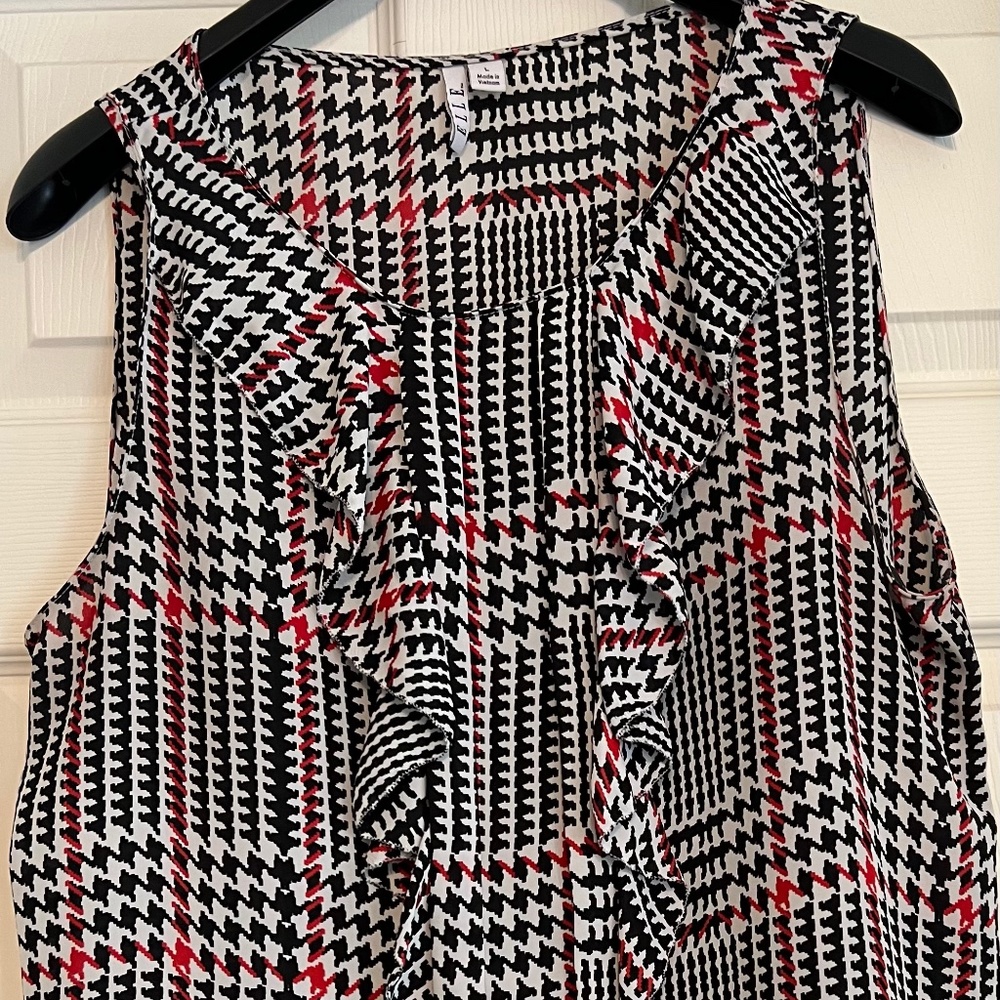 Elle Women's Size Large, White W/ Black & Red Design, Ruffle Front Business Tank